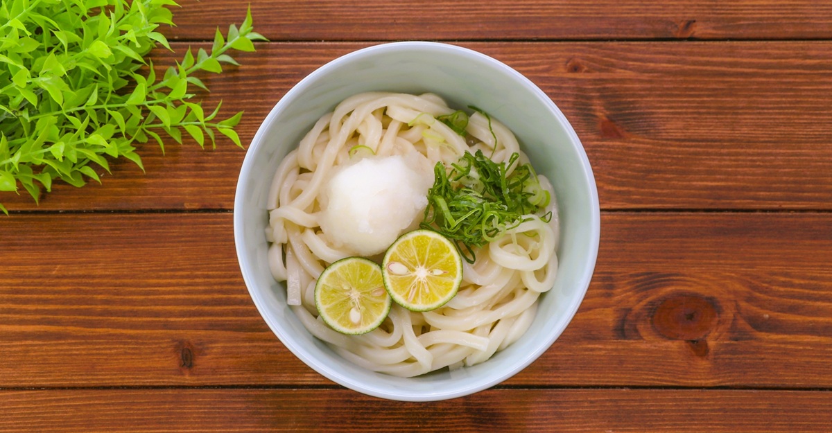 カボスとネギと大根おろしの乗ったうどんの写真