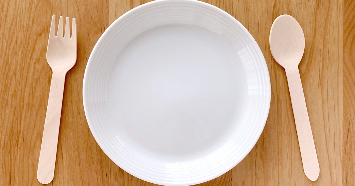 白いお皿と木のカトラリーの写真