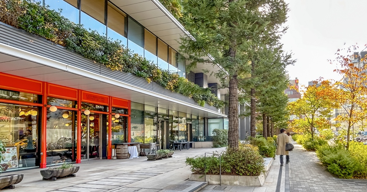 店舗の並ぶ街道の写真