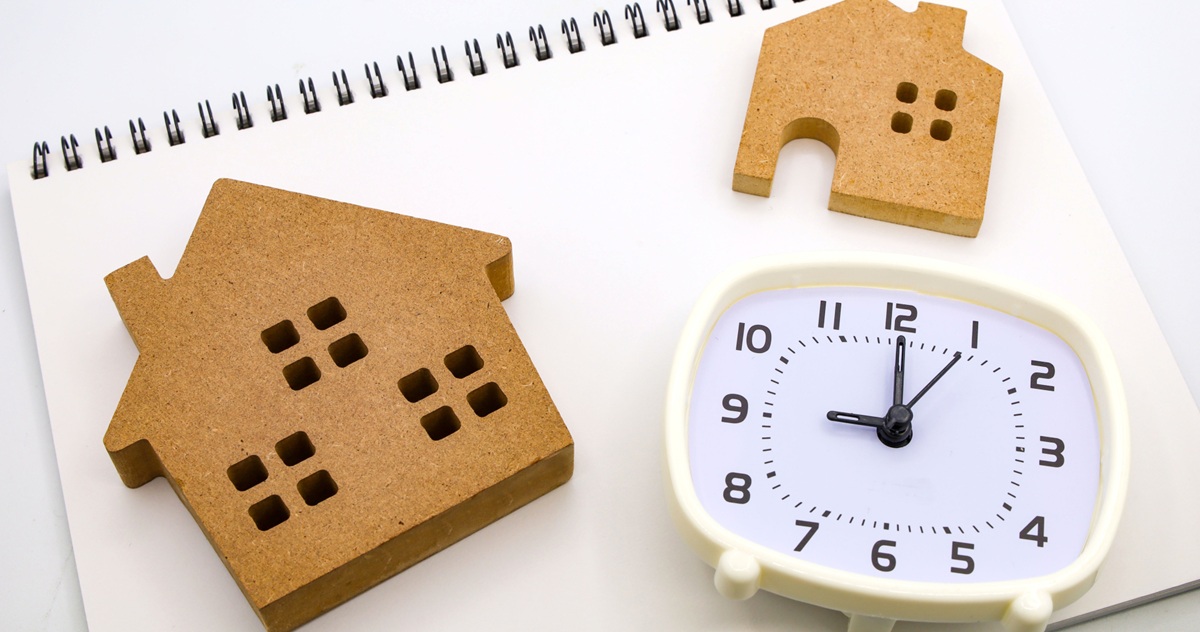 家の置物と時計の写真